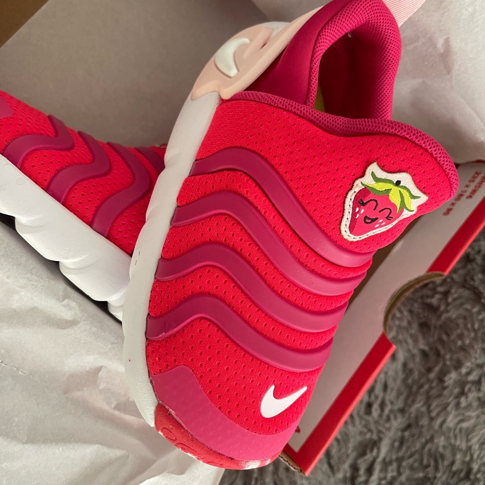 Nike Toddler Pink Sneaker . NWT